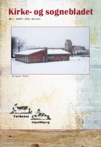Vorbasse og Skjoldbjergs kirkeblad nr. 2 2013. Sognehuset med sne på taget og set fra sydvest, med Vorbasse kirke i baggrunden