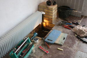 Hul i våbenhusgulv, der hvor radiatorrørerne går ned i gulvet.