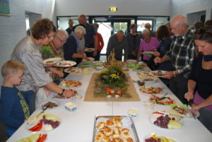 Samling af personer, der er ved at øse mad op til frokost