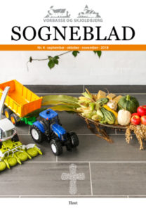 Høstpynt med traktor og grønsager. Forside sogneblad nr. 4 2018