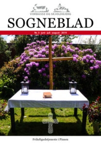 Alterdækket bord i præstegårdshaven. Forside på sogneblad nr. 3 2019